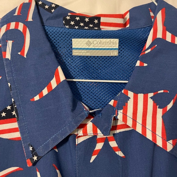 New never worn (no tags) Columbia AmericanFlag mahi shirt.Button up short sleeve - Picture 2 of 3
